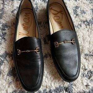 SAM EDELMAN BLACK LOAFER WITH GOLD DETAILING. SIZE 7.5